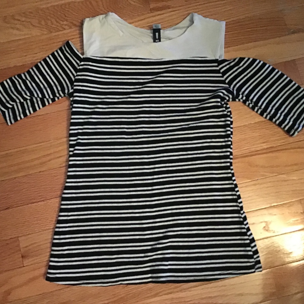 Lord&Taylor Design Lab cut out shoulder shirt